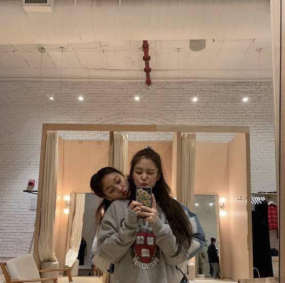 Jennie BLACKPINK dan Jung Ho Yeon (instagram.com/jennierubyjane)