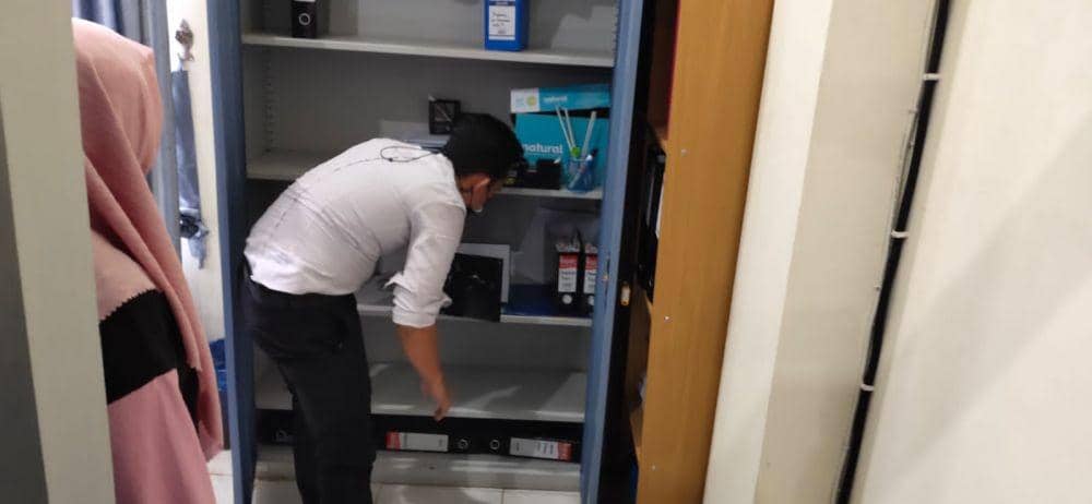 Penyitaan aset oleh polisi di kantor PT DHD (IDN Times/istimewa)