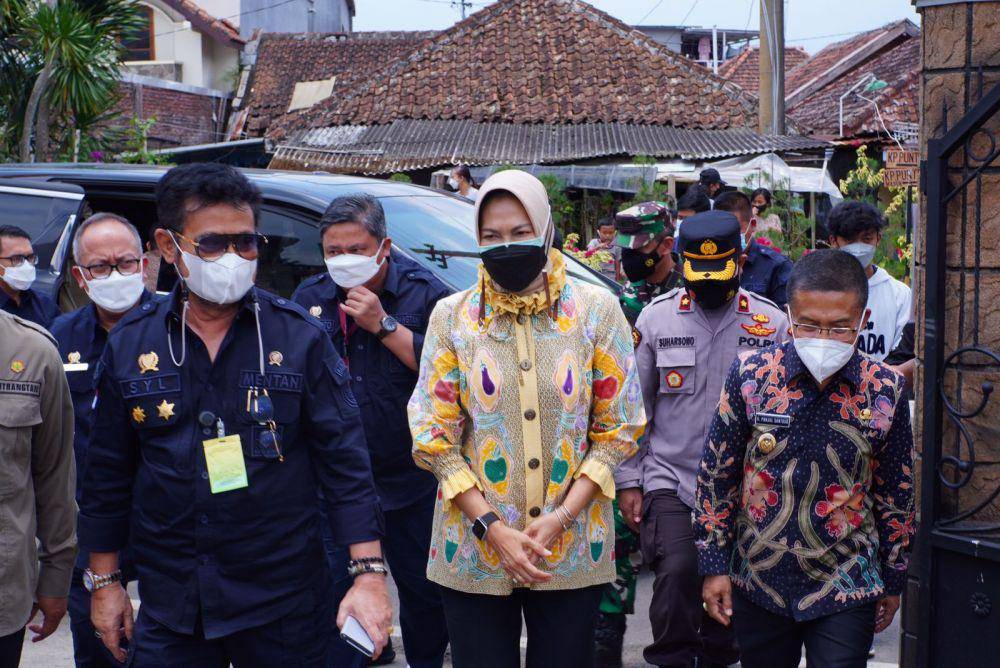 Wali Kota Batu, Dewanti Rumpoko saat mendampingi Mentan. Dok/Humas Pemkot Batu