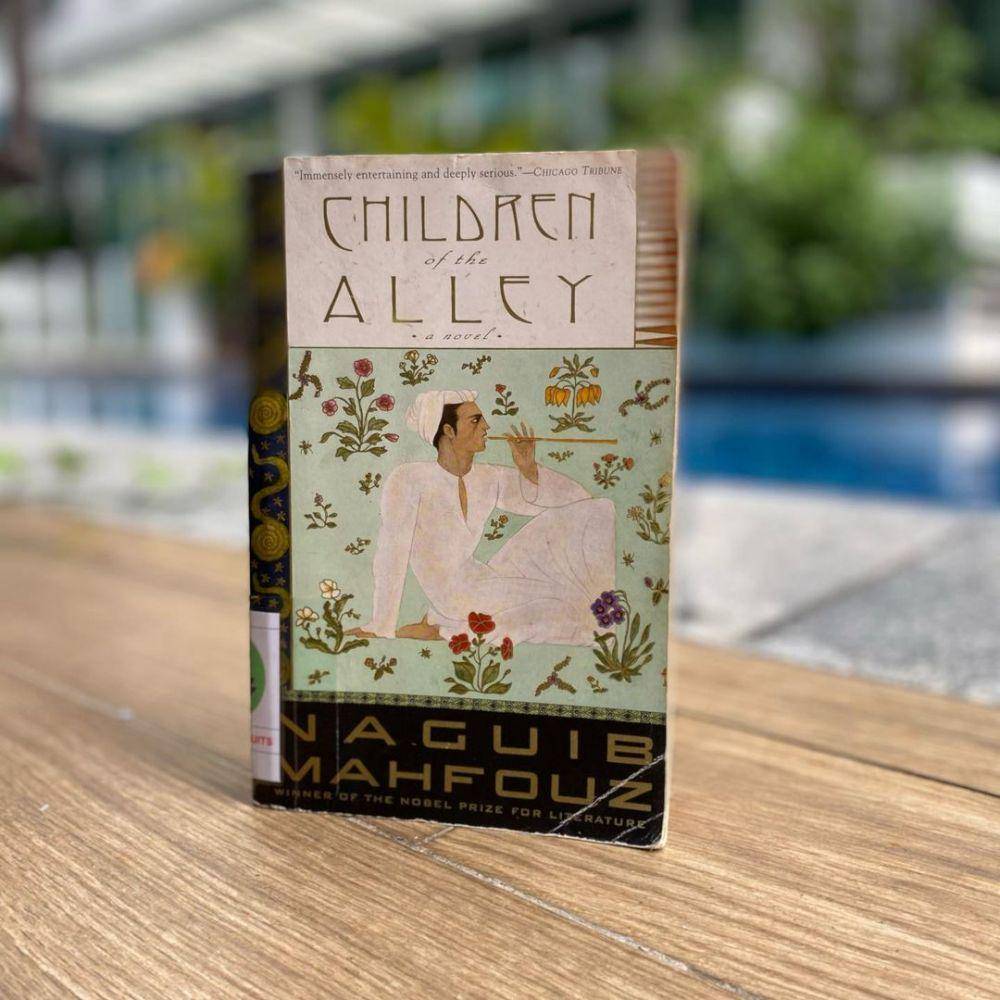 Children of the Alley oleh Naguib Mahfouz (instagram.com/justinereadsalot)