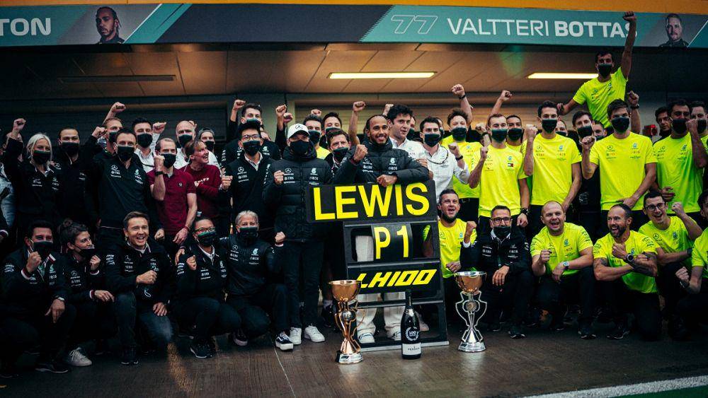 Lewis Hamilton merayakan kemenangan ke-100 di Formula 1 (twitter.com/MercedesAMGF1)