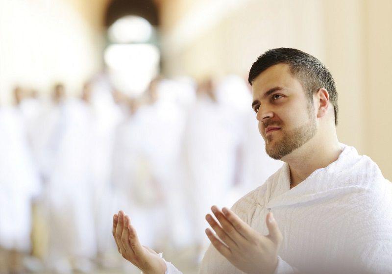 5 Cara Memakai Kain Ihram yang Benar pada Pria, Perhatikan!