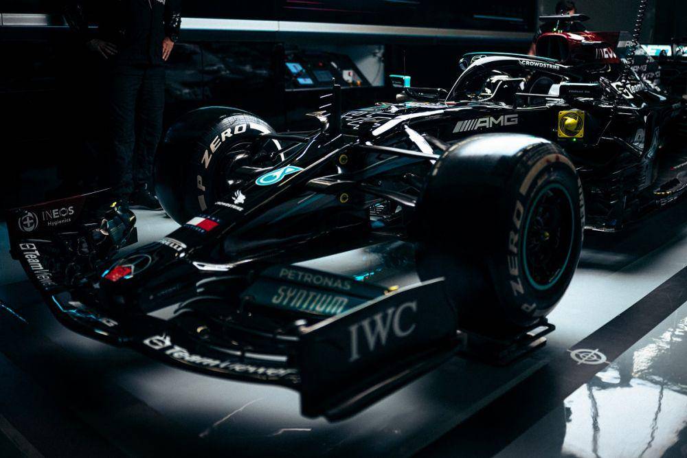Mobil Lewis Hamilton berada di garasi tim (twitter.com/MercedesAMGF1)