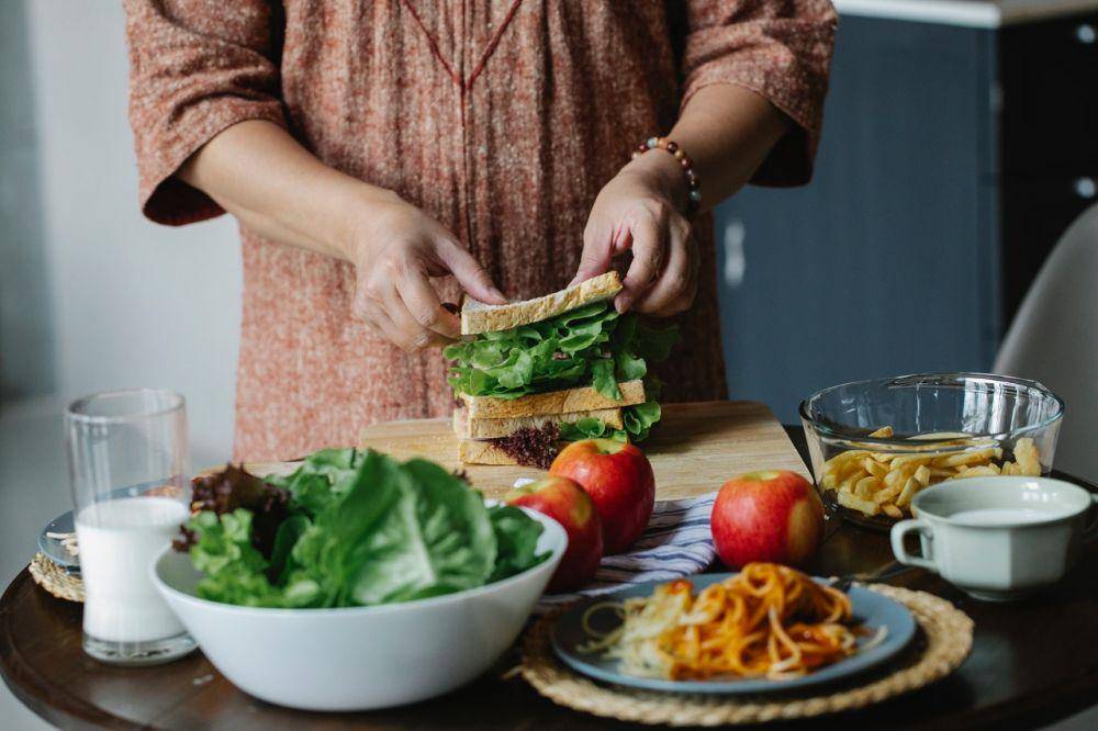 ilustrasi membuat sandwich (pexels.com/Alex Green)