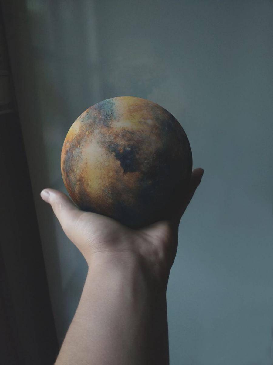 bola yang menyerupai planet Venus (pexels.com/julioperez)
