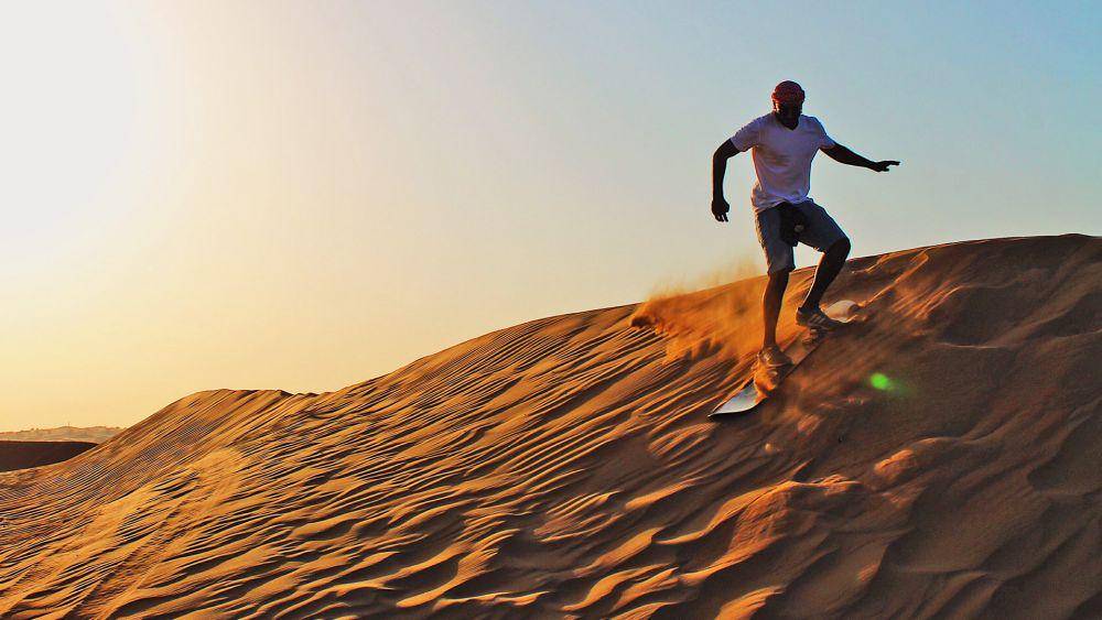 ilustrasi sandboarding (visitsaudi.com)