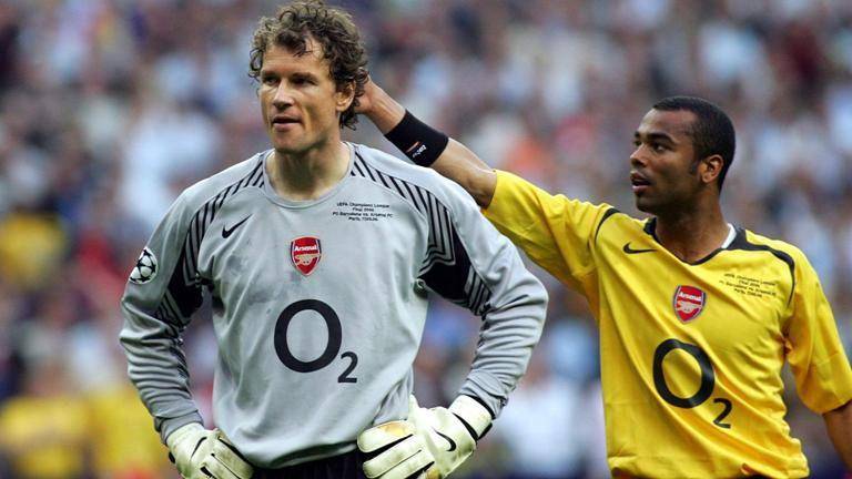 Jens Lehmann dihibur oleh Ashley Cole setelah mendapat kartu merah (eurosport.com)