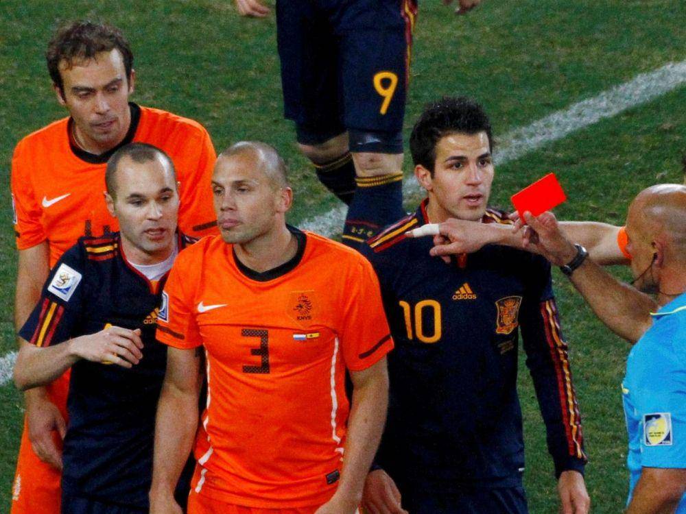 John Heitinga mendapat kartu merah di final Piala Dunia 2010 (eurosport.com)