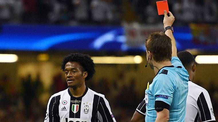 Juan Cuadrado mendapat kartu merah di final Liga Champions 2017 (fcbarcelonanoticias.com)