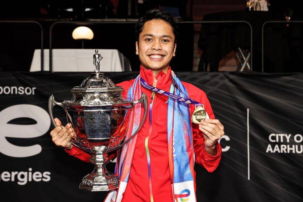 Anthony Sinisuka Ginting berpose dengan medali dan trofi Piala Thomas 2020. (instagram.com/sinisukanthony)