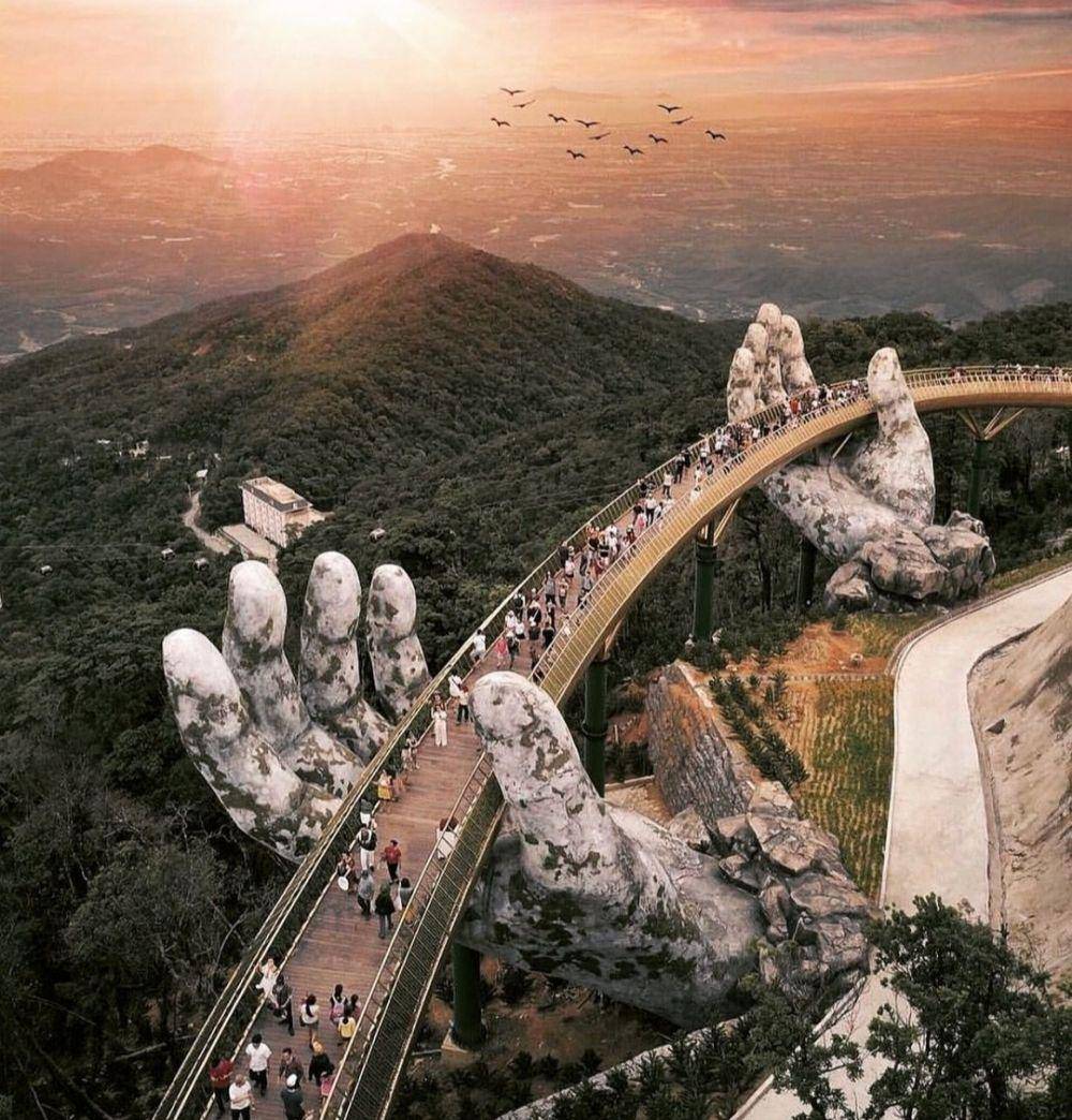 Golden Bridge di Vietnam (instagram.com/holidaysforcouples)