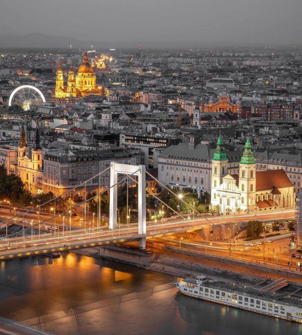 Budapest di Hongaria (instagram.com/adamhliva)
