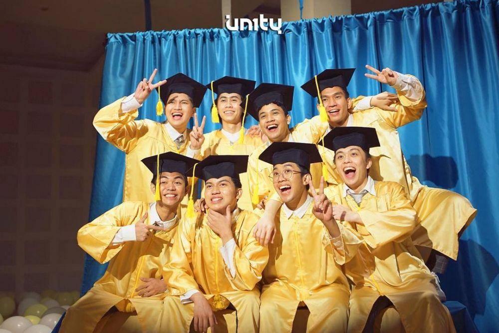 UN1TY berfoto dengan seragam wisuda saat syuting MV 'Baby'. (instagram.com/un1ty_official)