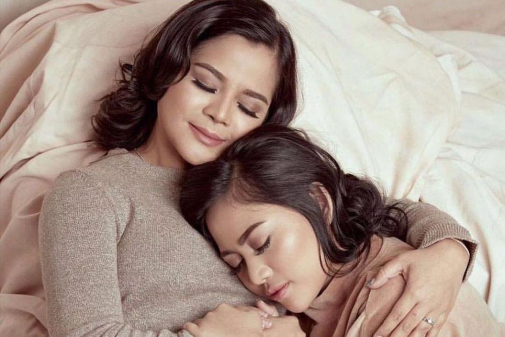 10 Potret Rachel Vennya dan Ibunya yang Selalu Terdepan Membela
