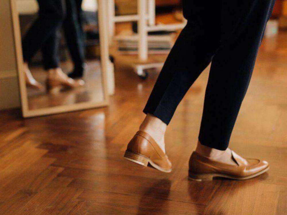 Sepatu warna cokelat (insider.com)