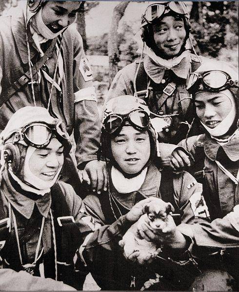 Anggota Skuadron Shinbu ke-72. Tiga dari lima pilot baru berusia 17 tahun dan dua lainnya berusia 18 dan 19 tahun. Foto itu diambil sehari sebelum misi mereka. (Wikimedia Commons)