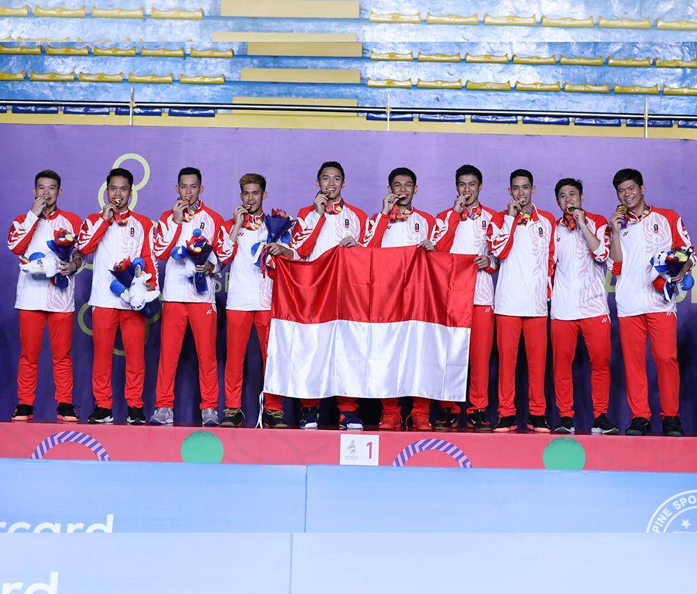 Anthony Ginting dan tim beregu putra Indonesia saat meraih medali emas SEA Games 2019. (m.pbsi.id)