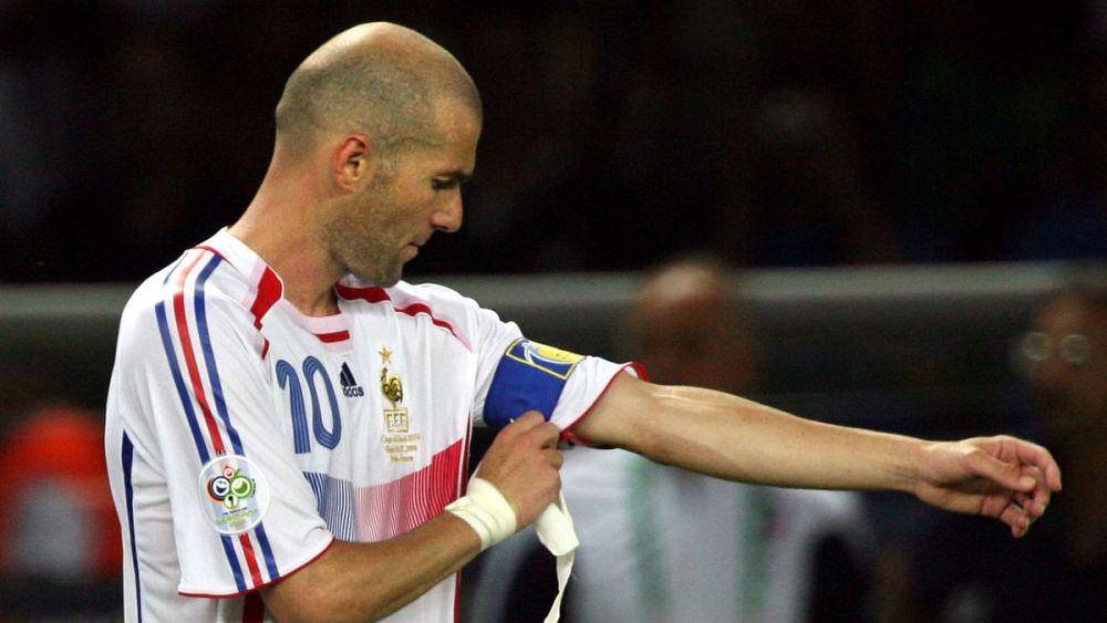 Zinedine Zidane berjalan keluar lapangan setelah mendapat kartu merah (thequint.com)