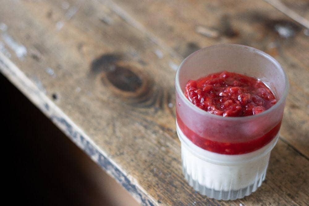ilustrasi panna cotta with macerated berry (unsplash.com/Dan Rooney)