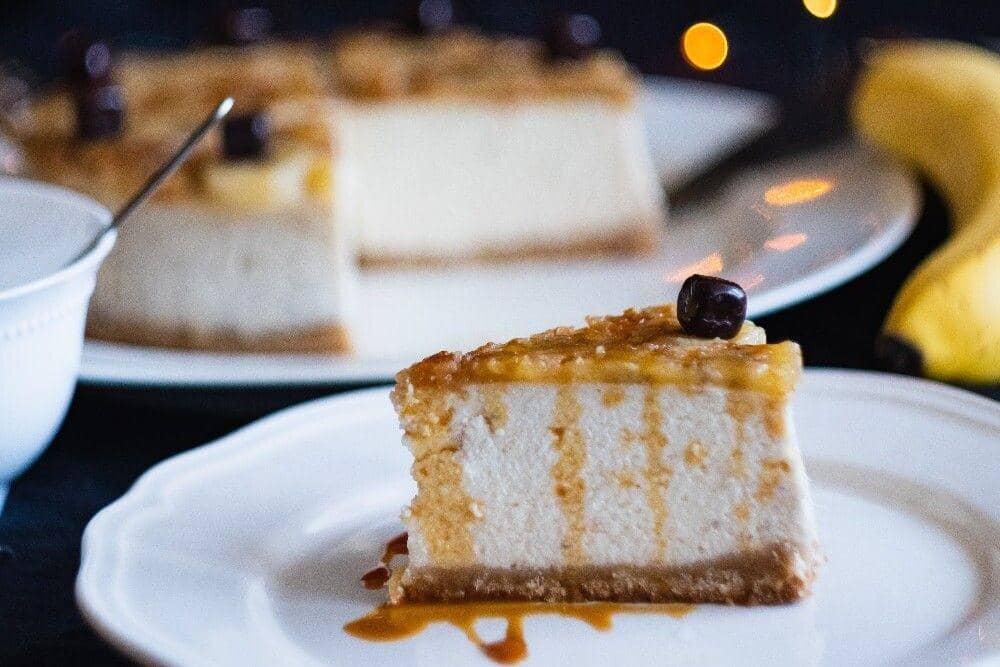ilustrasi cheesecake with macerated peach (unsplash.com/Dilyara Garifullina)