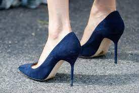 Street style dengan sepatu warna navy (popsugar.com)