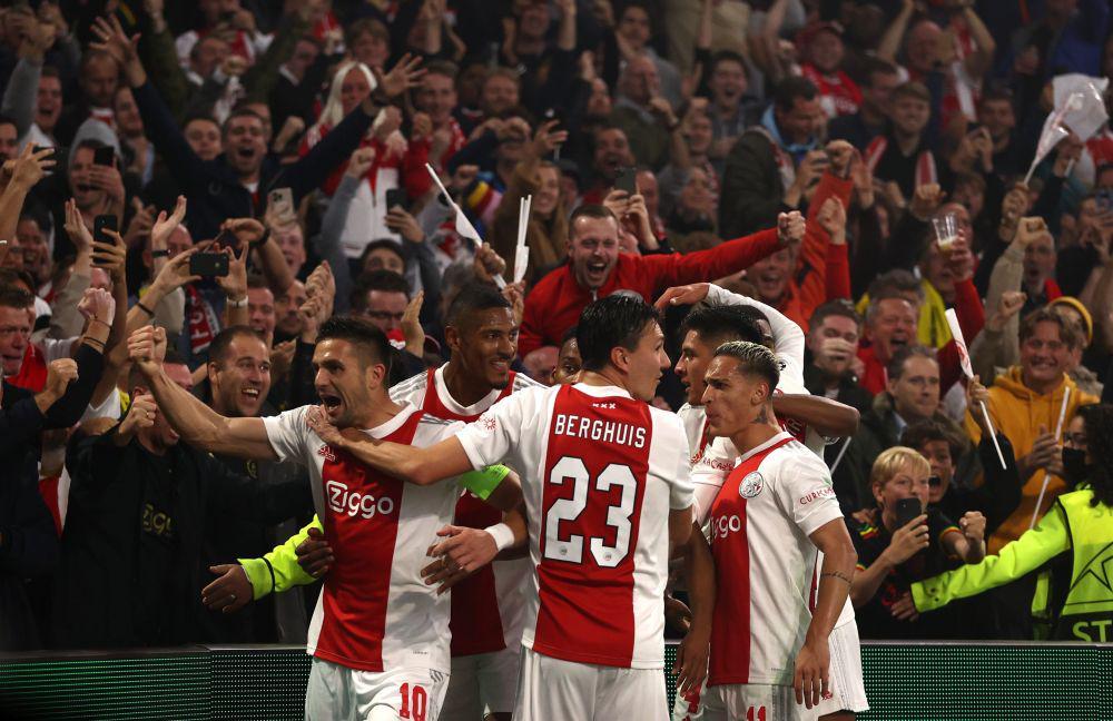 para pemain Ajax lakukan selebrasi bersama fans (