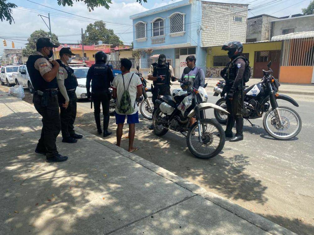Polisi Ekuador saat melakukan pengecakan di Guayaquil pada Selasa (19/10/2021). (twitter.com/PoliciaEcuador)