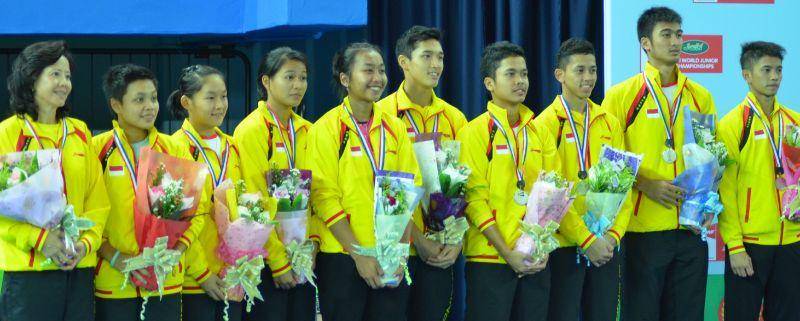 Ginting dan tim beregu campuran junior Indonesia saat meraih medali perunggu di Piala Suhandinata 2014. (bwfbadminton.com)