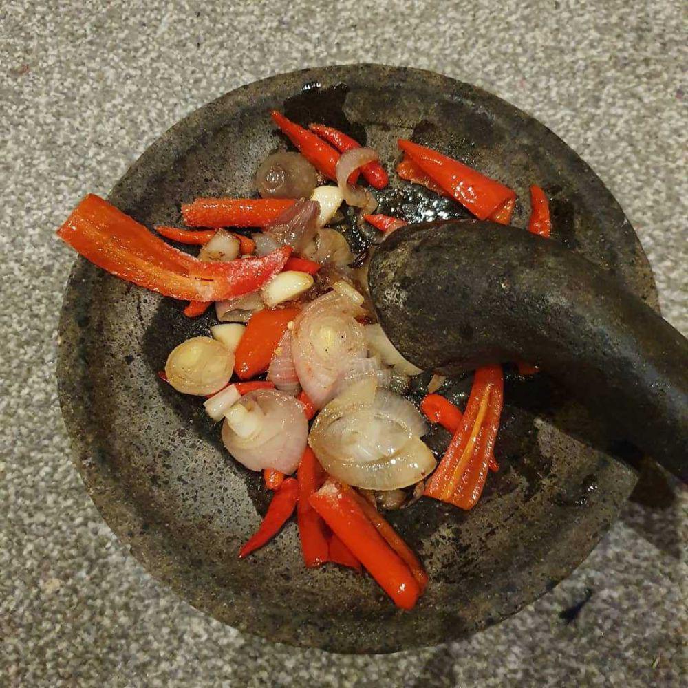 foto menghaluskan bumbu (instagram.com/madewithlove1988)