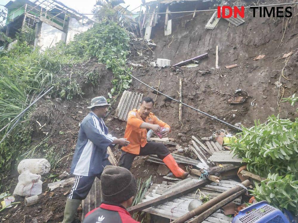 Diguyur Hujan Seharian, Lembang Kembali Diterjang Banjir dan Longsor