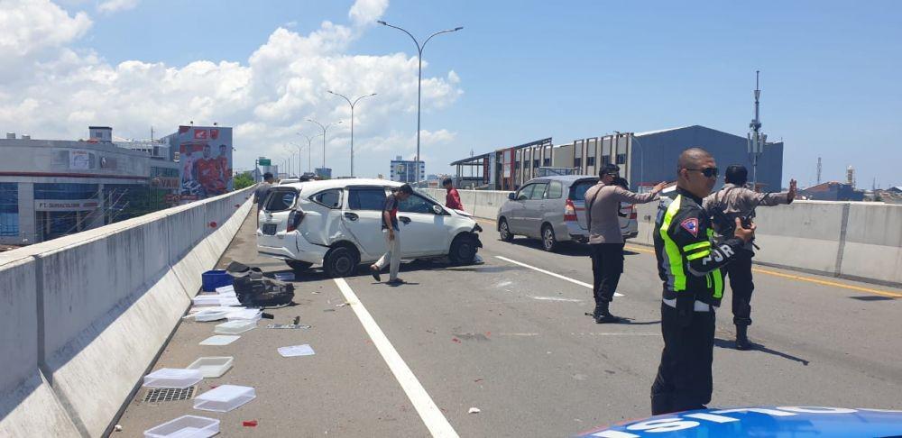 Mobil Terguling di Tol Layang Pettarani Makassar, Penumpang Selamat