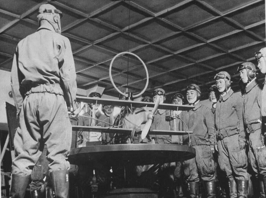 Seorang instruktur melatih pilot kamikaze muda di Jepang sekitar tahun 1944. (Carl Mydans/The LIFE Picture Collection)
