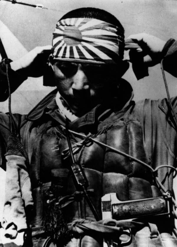 Seorang pilot kamikaze Jepang mengikat hachimaki sebagai kehormatan sebelum misi bunuh dirinya. (Keystone)