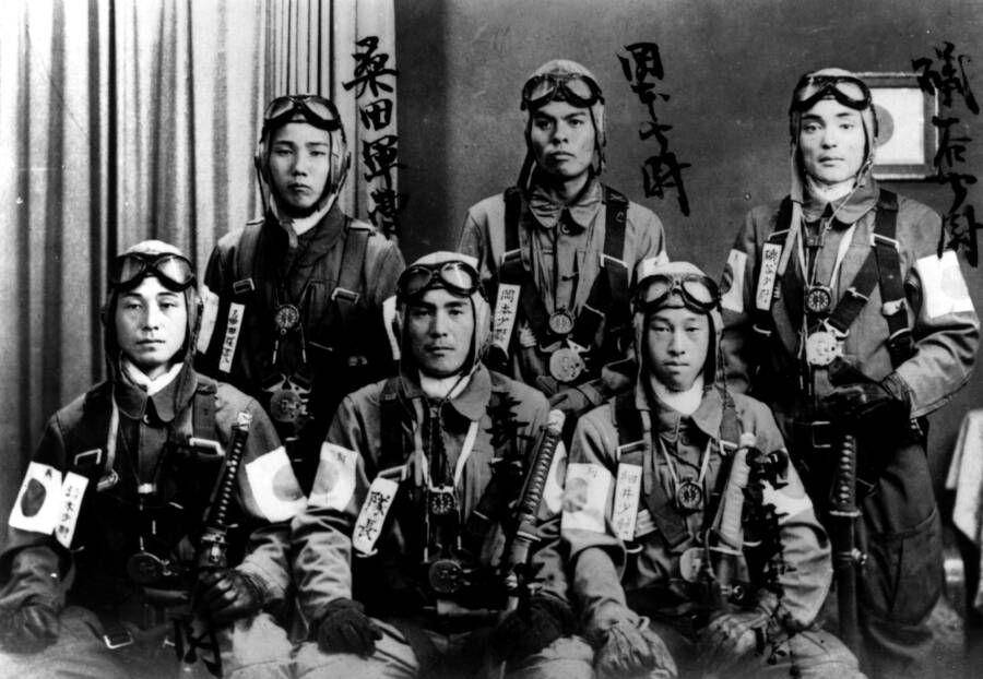 Pilot Kamikaze foto bersama sebelum terbang dalam misi mematikan mereka. (Keystone)