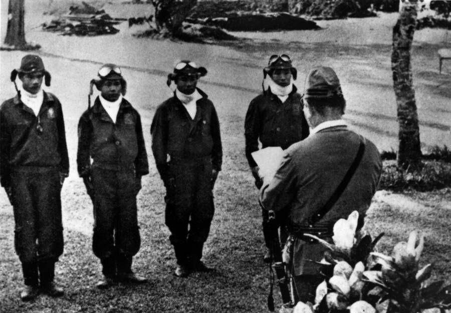 Pilot kamikaze Jepang sedang memerhatikan seorang komandan yang memberikan instruksi. Sekitar tahun 1944-1945. (Keystone)