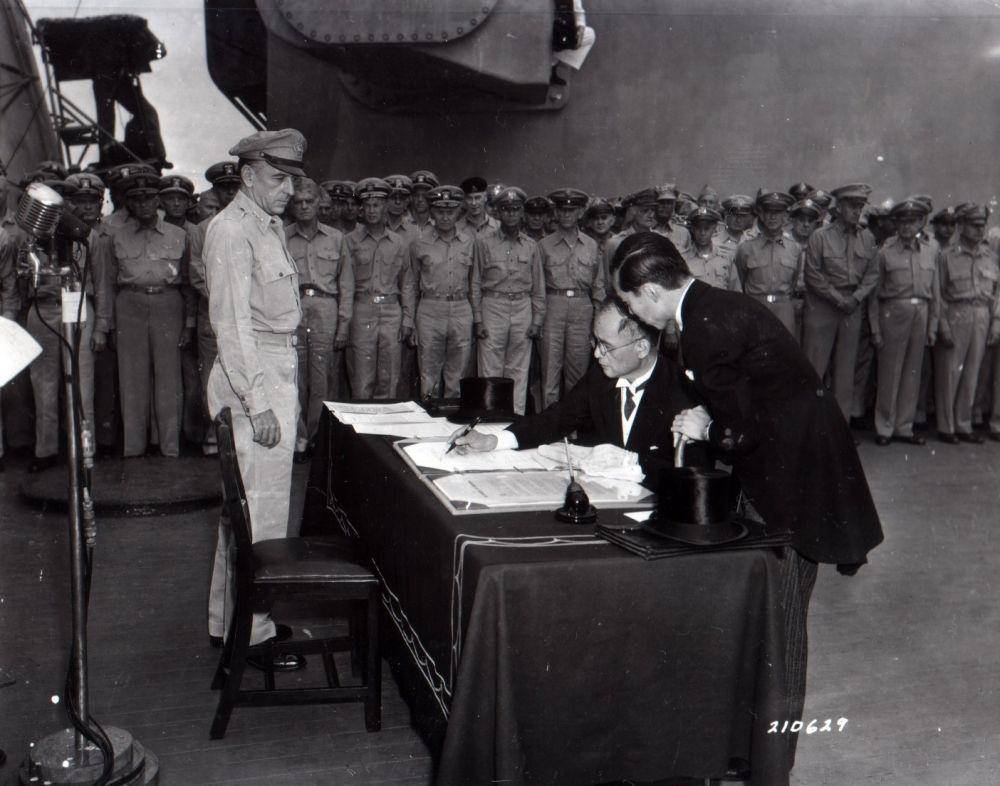Namoro Shigomitso menandatangani atas nama kaisar Jepang dan pemerintah kekaisaran Jepang di A.S.S. Missouri, 2 September 1945. (Dok. U.S. Army)