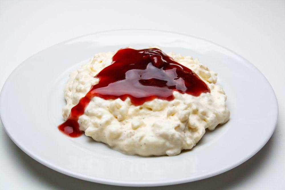 ilustrasi rice pudding with macerated guava (unsplash.com/Rasmus Gundorff Sæderup)