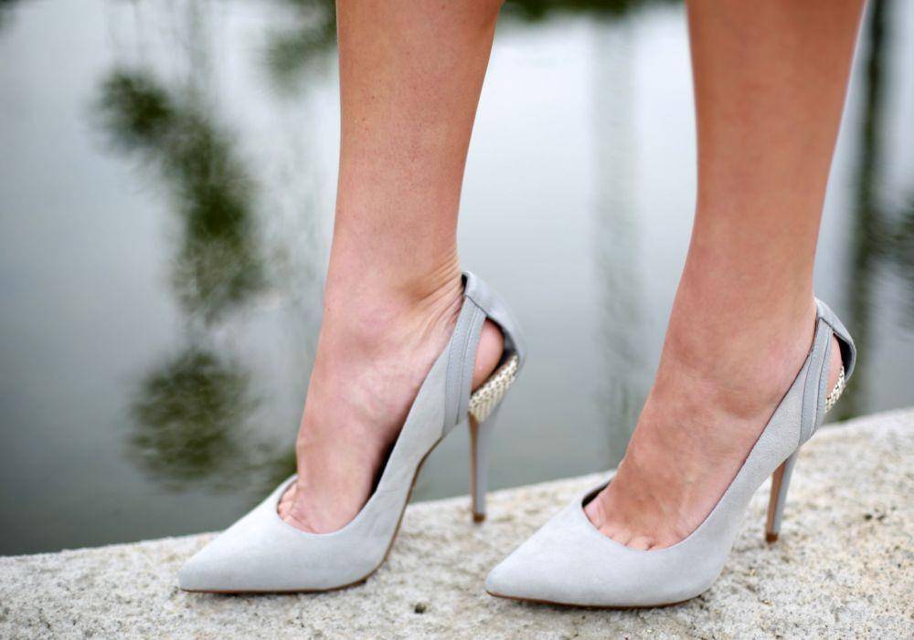 Sepatu warna abu-abu (sydnestyle.com)
