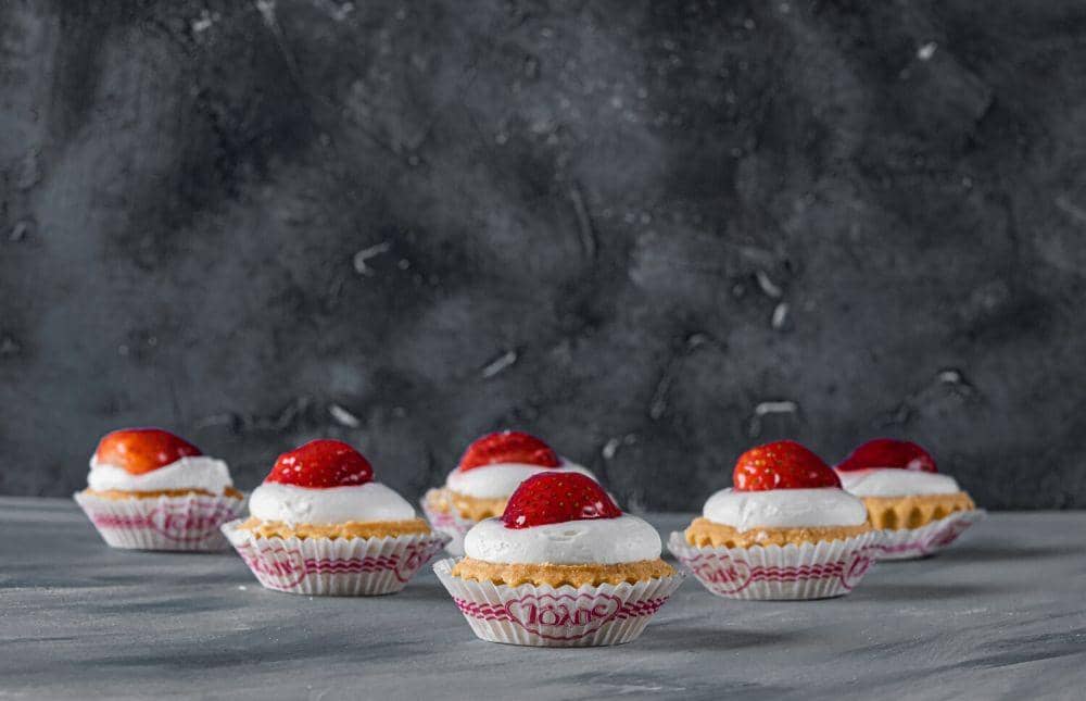 ilustrasi cupcake with macerated strawberry (unsplash.com/The BlackRabbit)