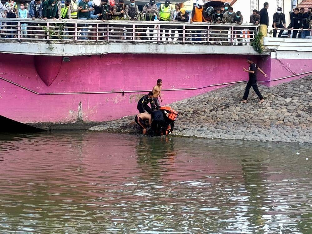 Proses evakuasi anak tenggelam di sungai depan Taman Prestasi Surabaya, Rabu (20/10/2021). Dok. BPB dan Linmas Surabaya.