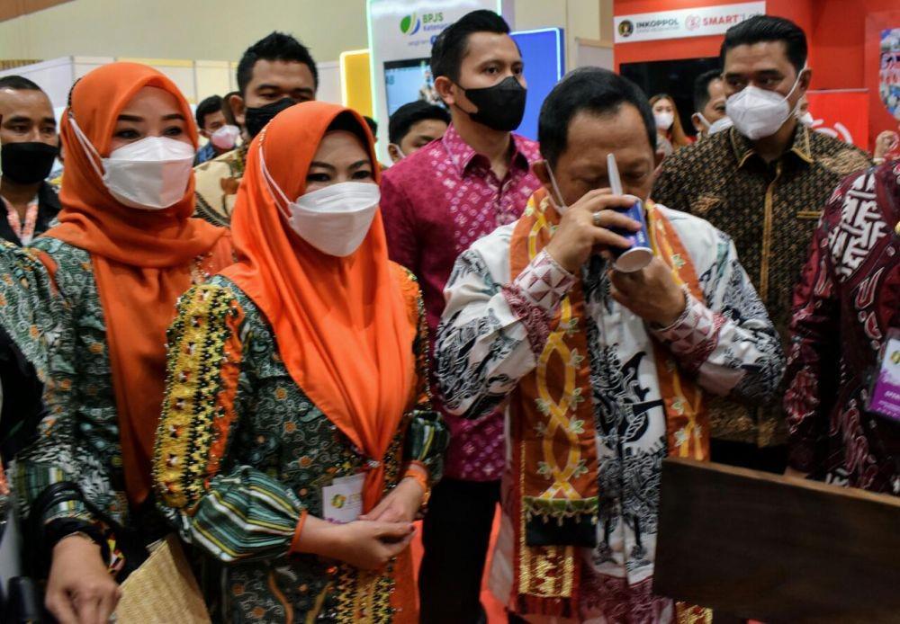 Kala Mendagri Tito Seruput Kopi Robusta Tanggamus, Apkasi Otonomi Expo