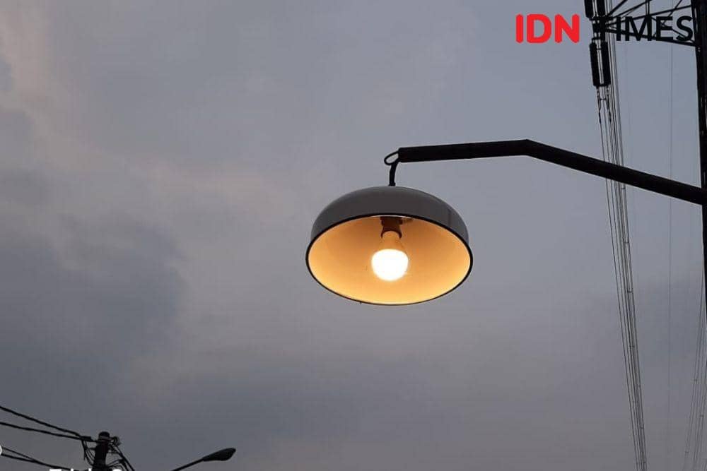ilustrasi lampu (IDN Times/Sunariyah)