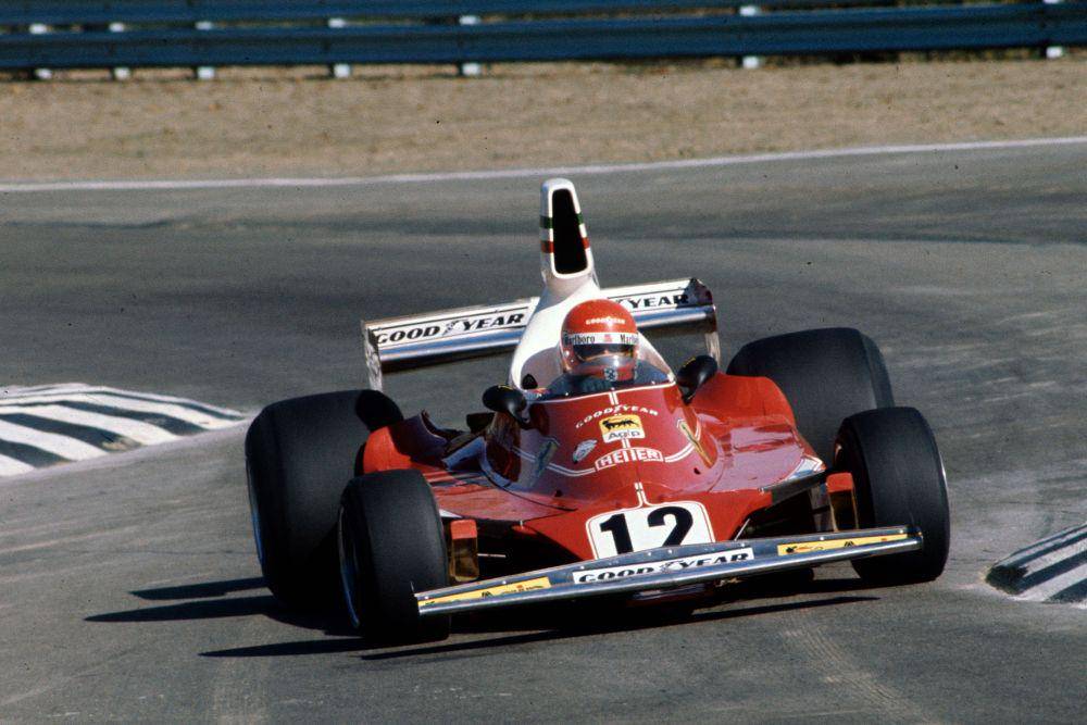 Niki Lauda menang pada GP AS 1975 (scuderiafans.com)