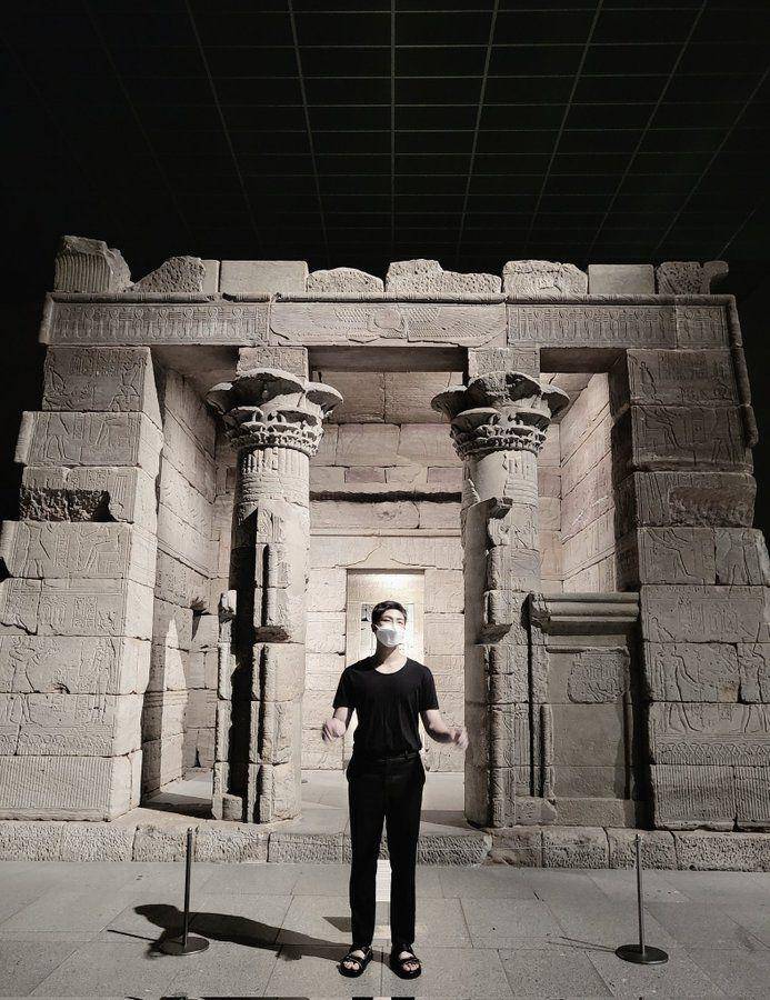 RM BTS mengunjungi MET Museum secara pribadi usai acara penyerahan kerajinan tangan karya Chung Haecho ke MET Museum bersama Ibu Negara Korea Selatan di siang harinya (2021)/(twitter.com/@BTS_twt)