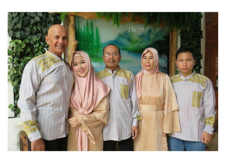 9 Potret Mark Sungkar dan Mertua yang Jauh Lebih Muda