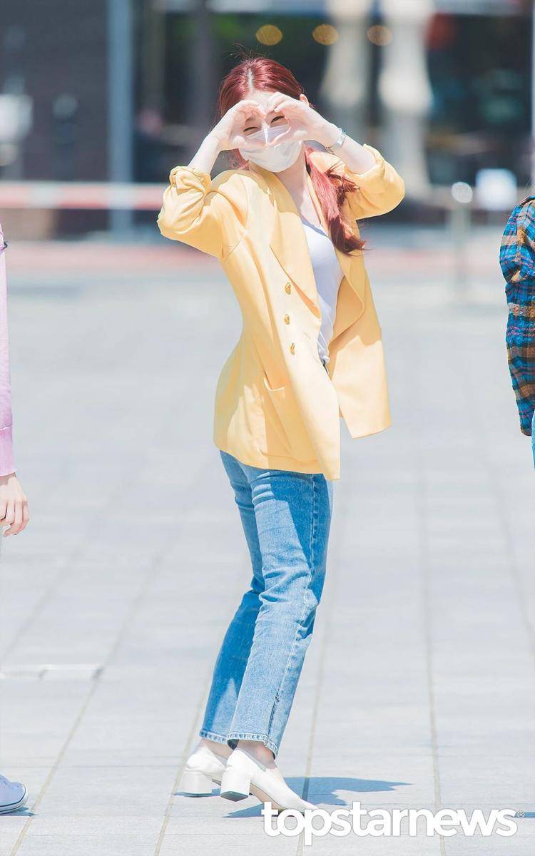 Celana jeans Chaeryeong ITZY (kpopping.com)