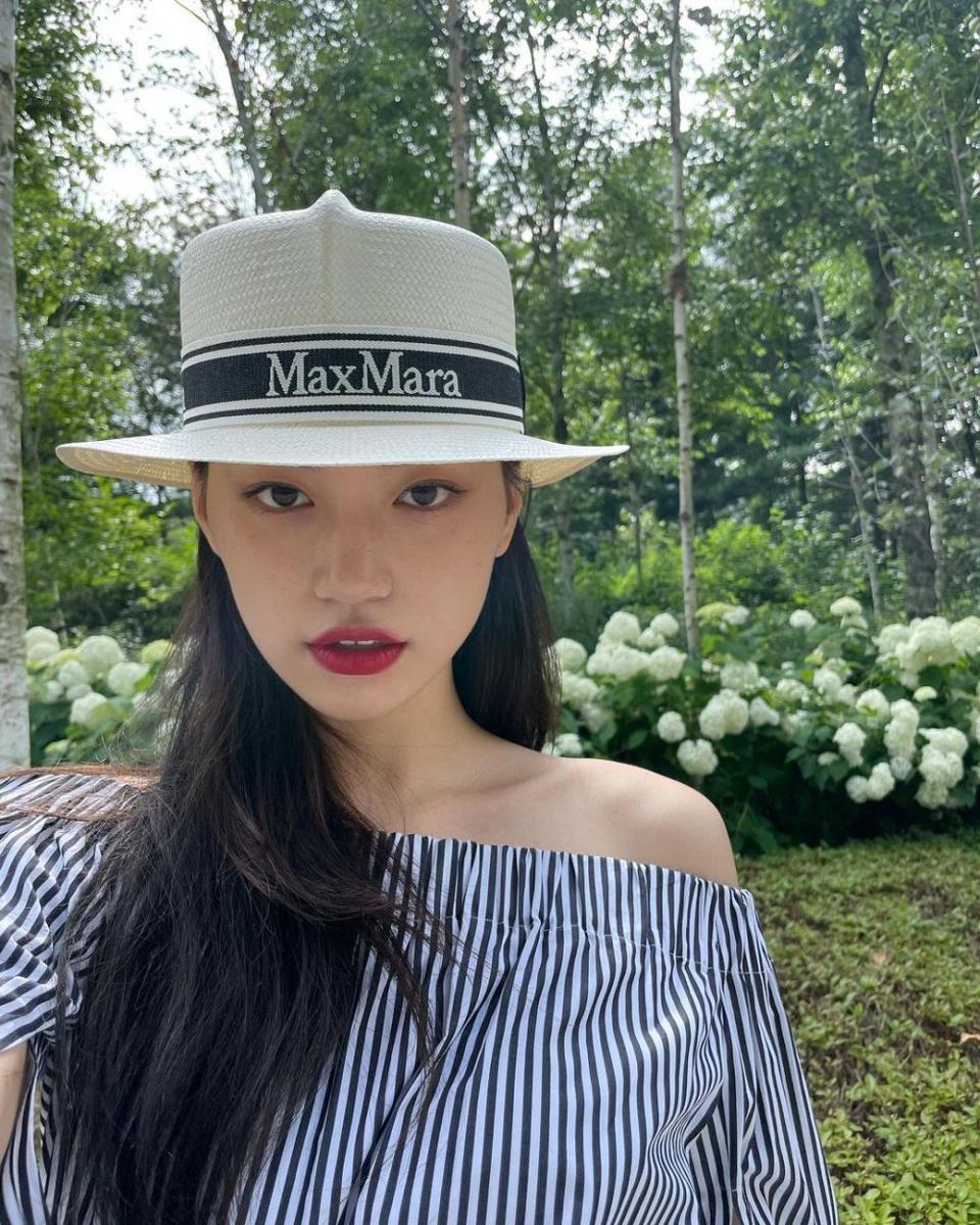 9 Potret Doyeon Weki Meki 'On The Woman' Berpose Galak