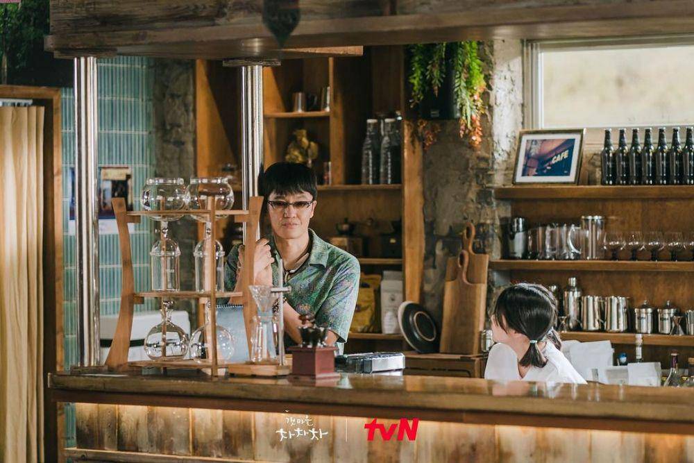 Jo Han Chul sebagai Oh Chun Jae di Hometown Cha-Cha-Cha (instagram.com/tvn_drama)