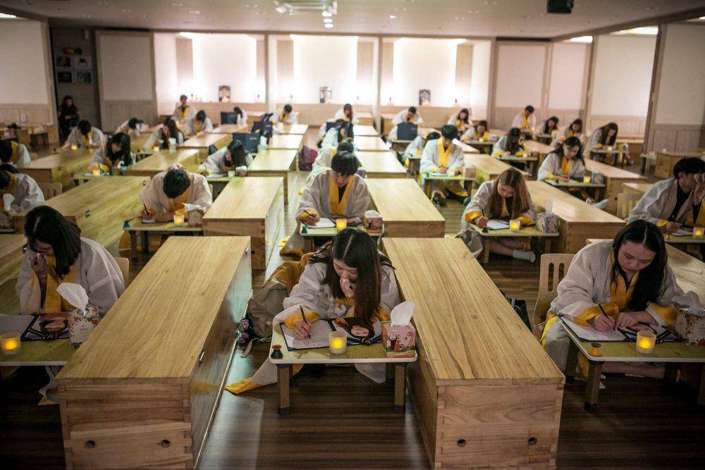 potret aktivitas di death cafe. Foto oleh Jean Chung (nytimes.com)
