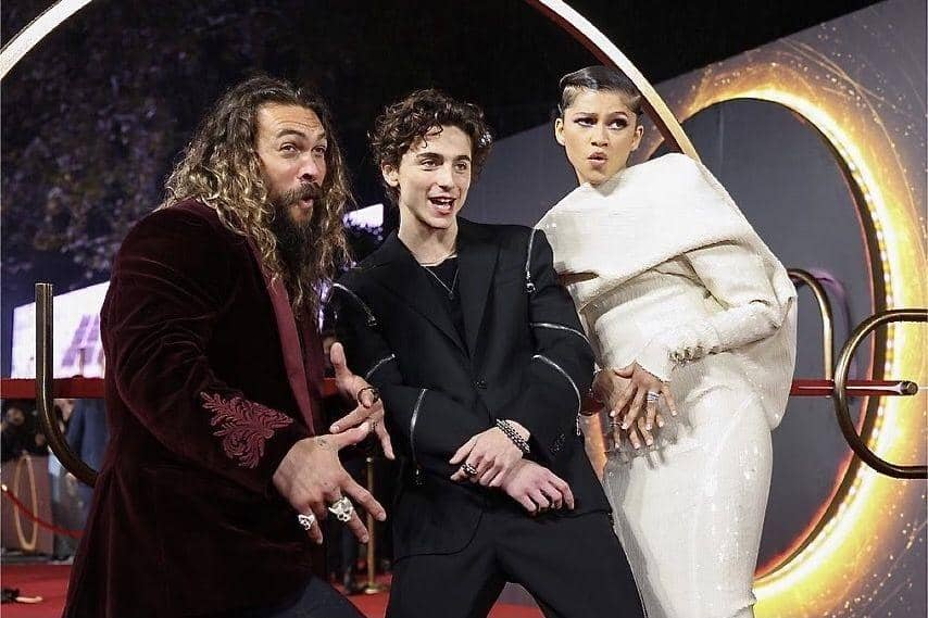 10 Potret Kedekatan Pemain Dune di Balik Layar, Akrab Banget!